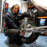 À 16 ans, Énora Ferreira rêve de devenir mécanicienne dans un garage moto