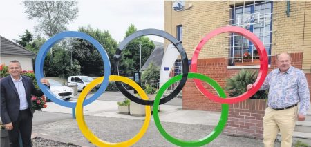 Les anneaux olympiques réalisés par les élèves, installés devant la mairie