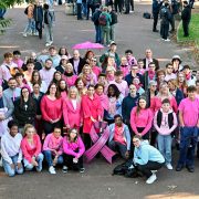 Les anneaux olympiques réalisés par les élèves, installés devant la mairie